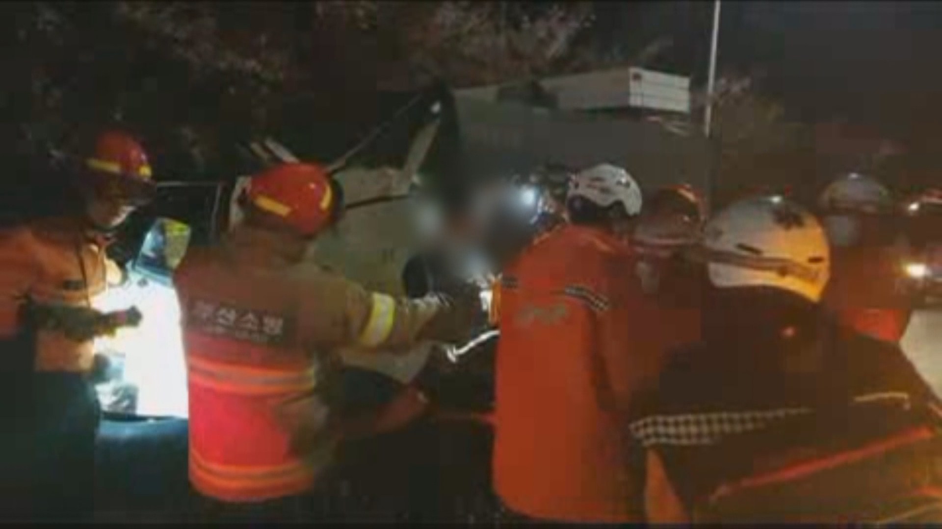 부산서 빗길<em class='find'>에</em> 트레일러 미끄러져…1명 경상