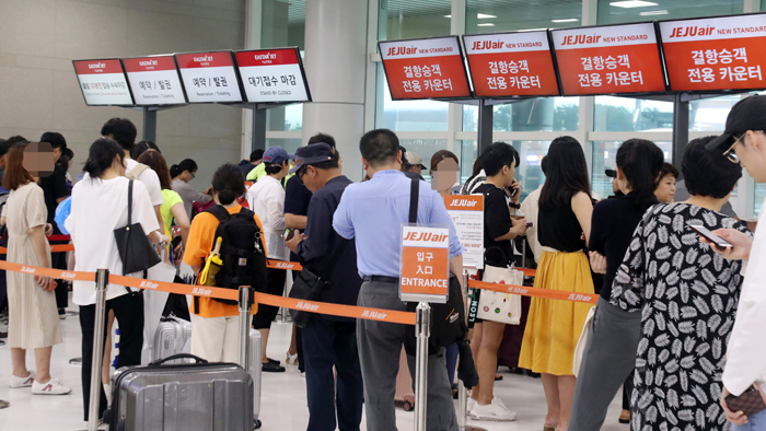 태풍 영향 제주도 비 오락가락…항공편 차츰 정상화
