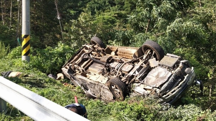작업 가다 '쾅' 승합차 전복 16명 사상