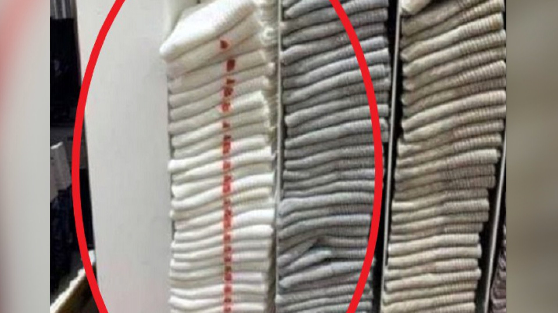 [핫클릭] 유니클로 매장서 흰양말 빨간 립스틱에 훼손 外