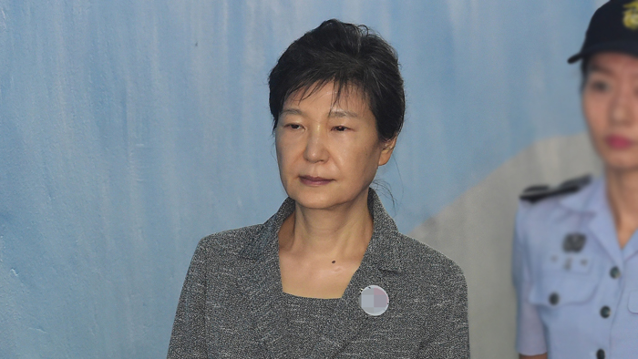 박근혜 '국정원 특활비' 2심서 징역 5년…1년 감형