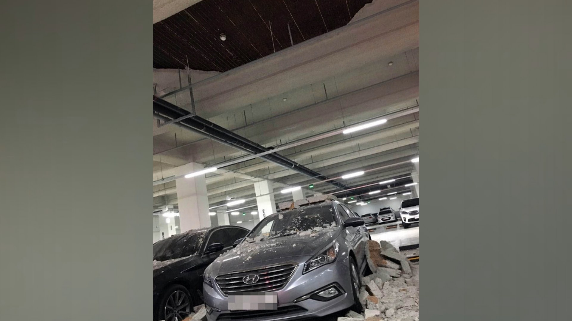 아파트 주차장 천장 일부 무너져 <em class='find'>차량</em> 5대 파손