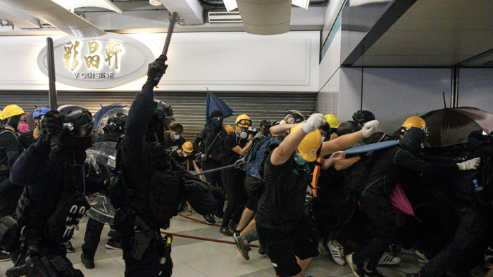 주말 내내 홍콩 시위대-경찰 충돌…부상자 속출