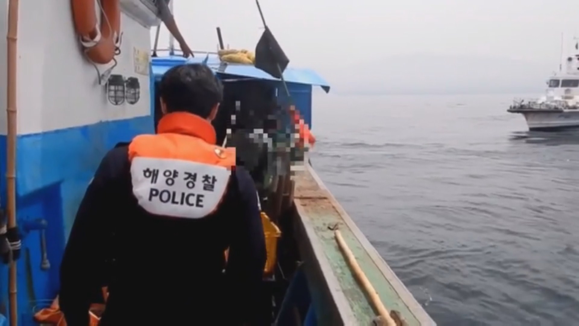 "고기 잡으려" 불법 자행…선박 충돌 주의보