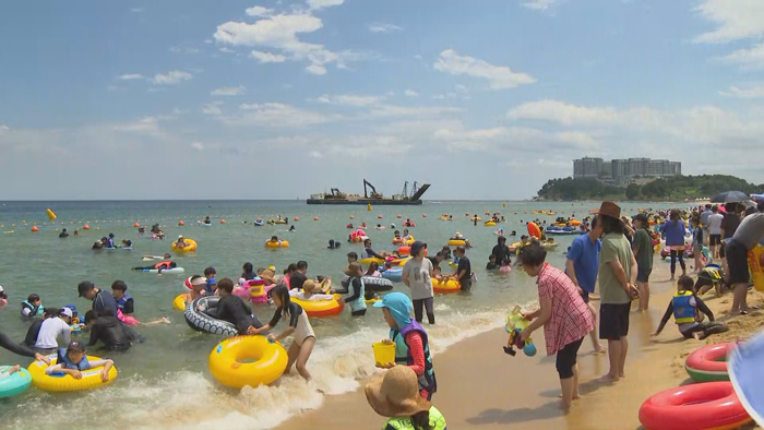 강원 동해안, 산불 피해에도 피서객 잇따라