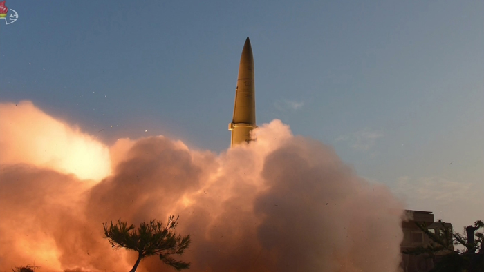 북한, 엿새만에 또…오늘 새벽 발사체 수발 발사