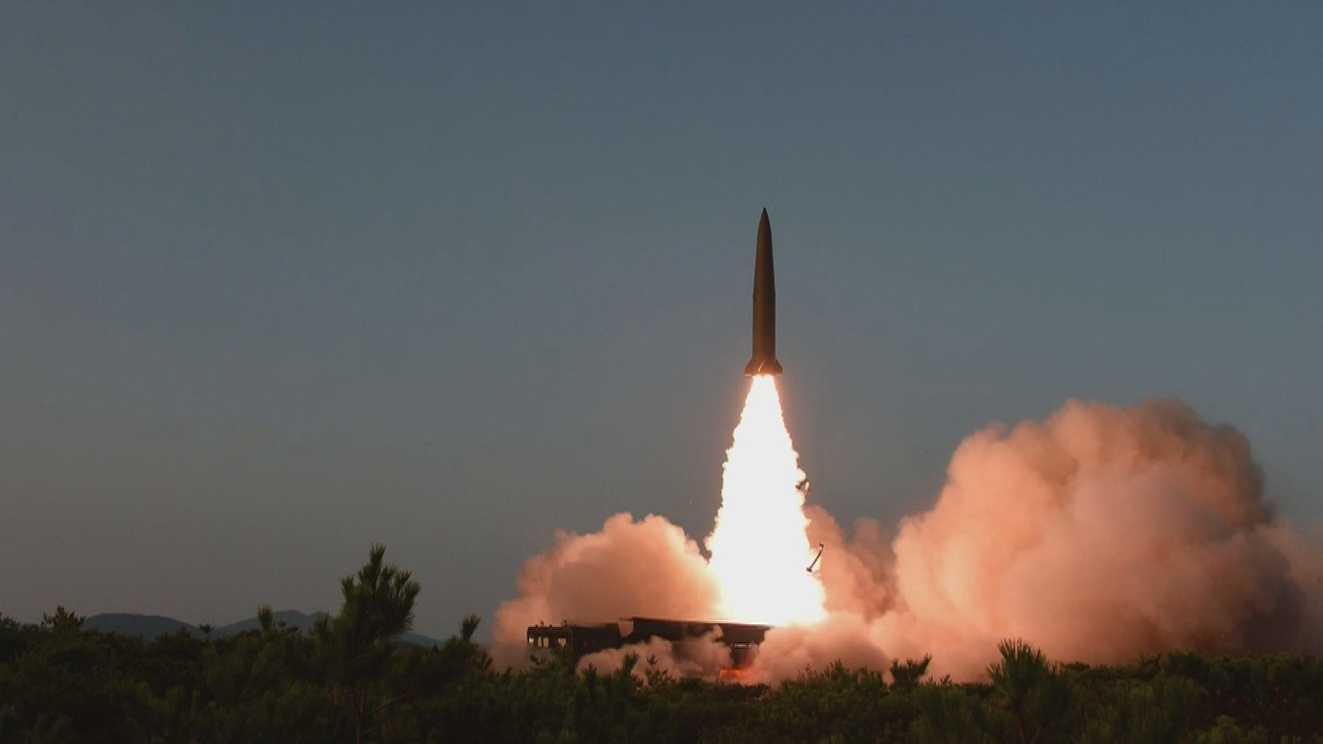 北, 단거리탄도미사일 2발 발사…"과거와 다른 제원"