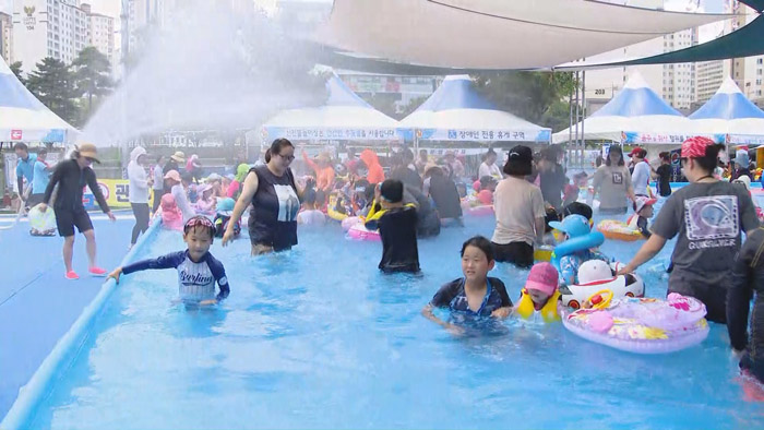 '폭염경보' 대구 <em class='find'>35</em>.5도…도심 수영장 북적