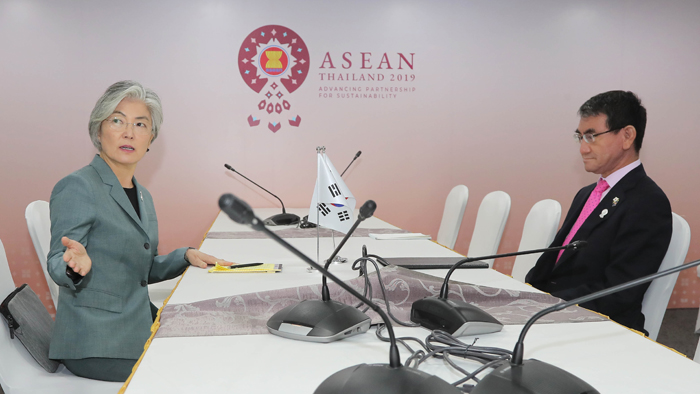 강경화-고노 한일 외교장괸회담…입장차만 확인