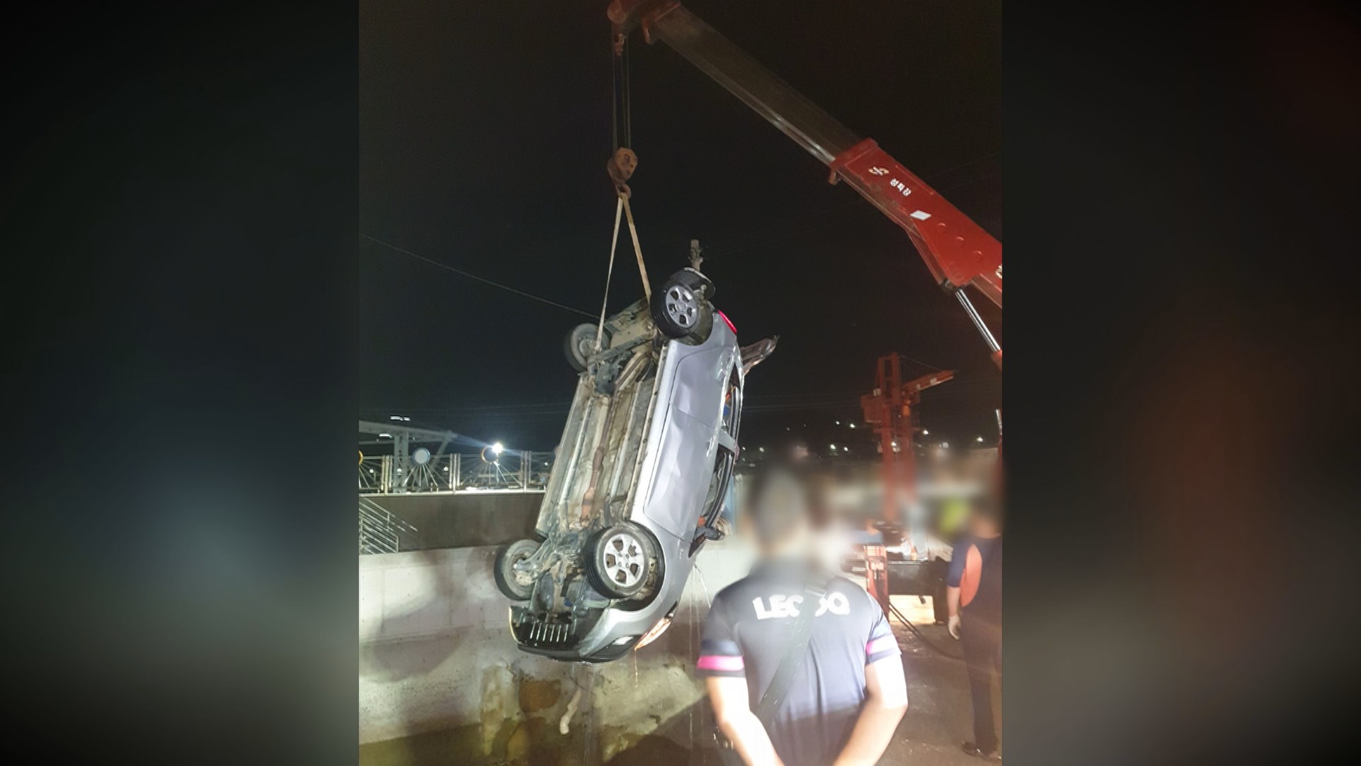 2.5m 높이 방파제서 <em class='find'>차량</em> 추락…운전자 무사 탈출