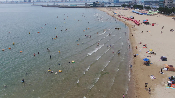 전국이 '찜솥 더위'…"바다<em class='find'>에</em>서 더위 잊어요"