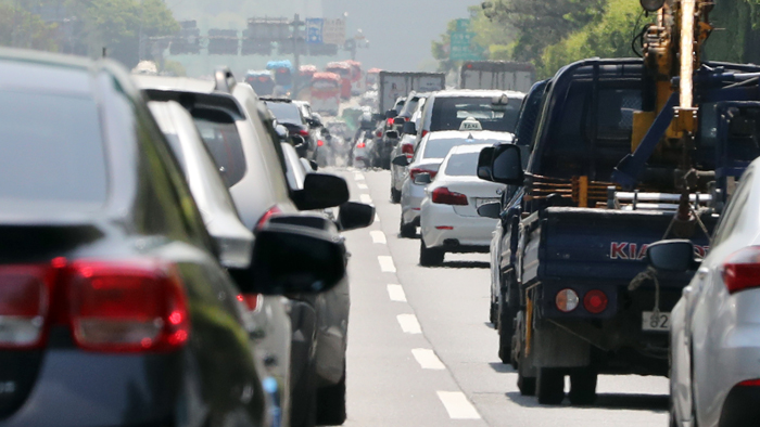 휴가 '절정' 서울방향 고속도 정체 극심…"자정쯤 해소"