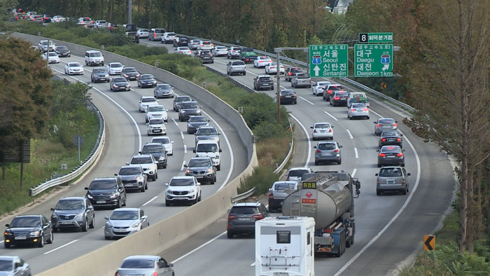 고속도로 귀경<em class='find'>차량</em> 물결…상행선 정체 절정