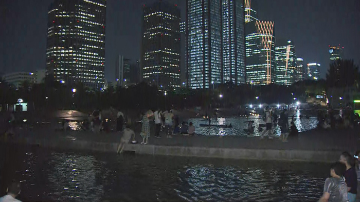 올여름 가장 무더운 밤…한강공원 피서객 '북적'