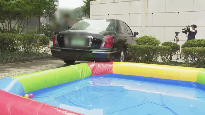 82세 몰던 <em class='find'>차량</em>, 간이수영장 돌진…5명 부상