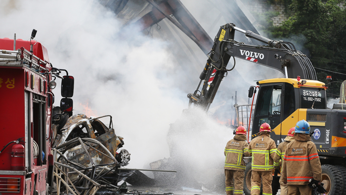 안성 생활용품 공장 화재…소방관 등 11명 사상