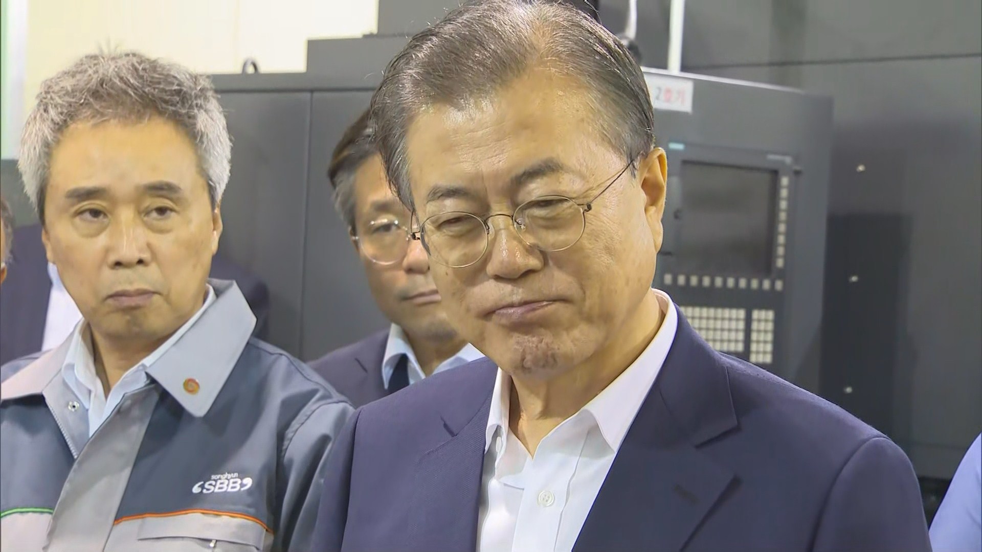 문 대통령, 日 수입 대체재 개발한 부품업체 방문