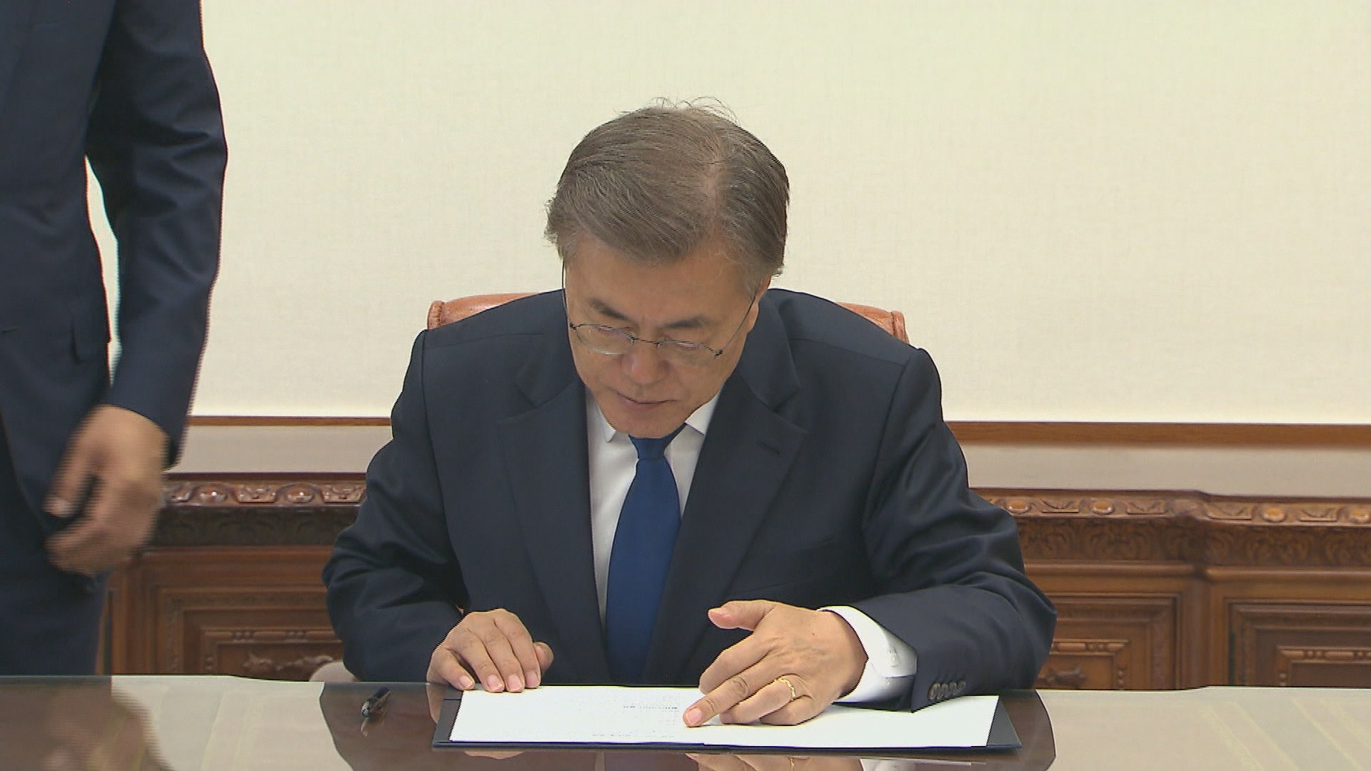 문 대통령, 이르면 내일 개각…6~7곳 <em class='find'>장관</em>급 인선