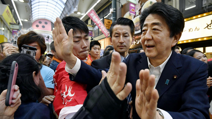 [핫클릭] 아베 유세에 야유 보낸 시민 격리…"경찰 중립성 의문" 外