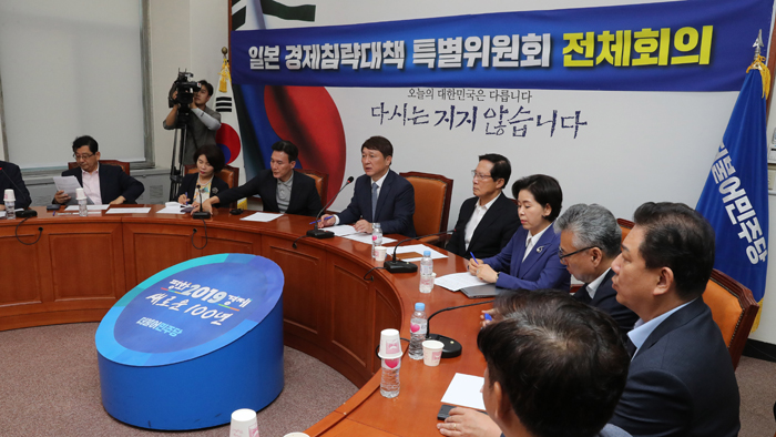 與 "한일 경제<em class='find'>전쟁</em> 반드시 승리…실효적 대책 마련"