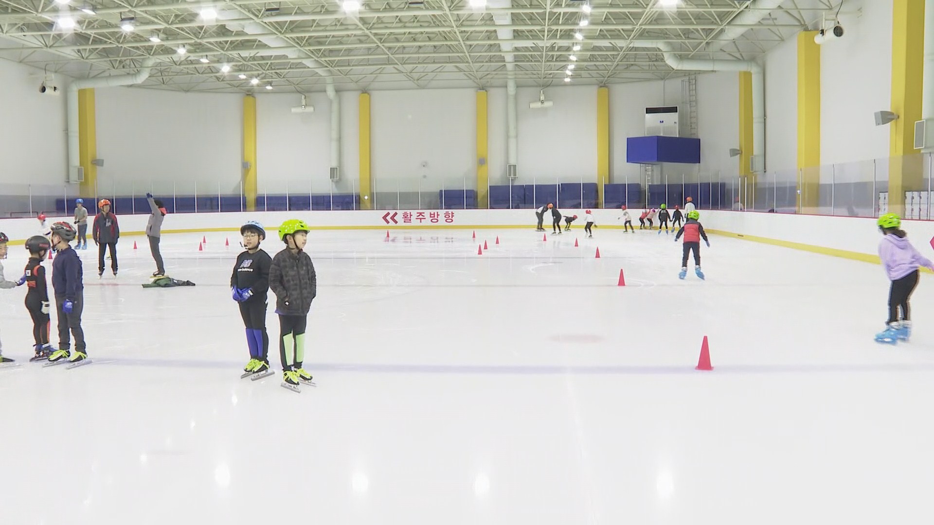 더위를 피하는 법…빙상장서 즐기는 '이색' 피서