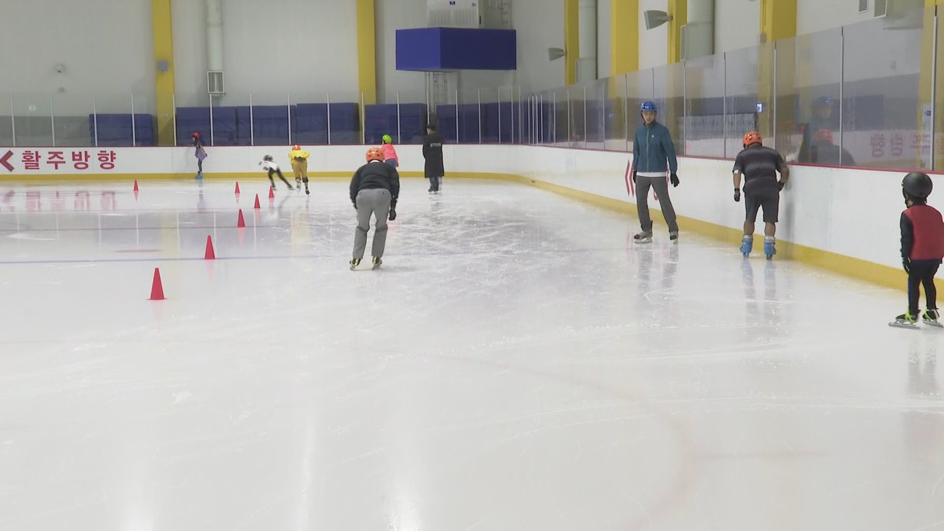 더위를 피하는 법…빙상장서 즐기는 '이색' 피서