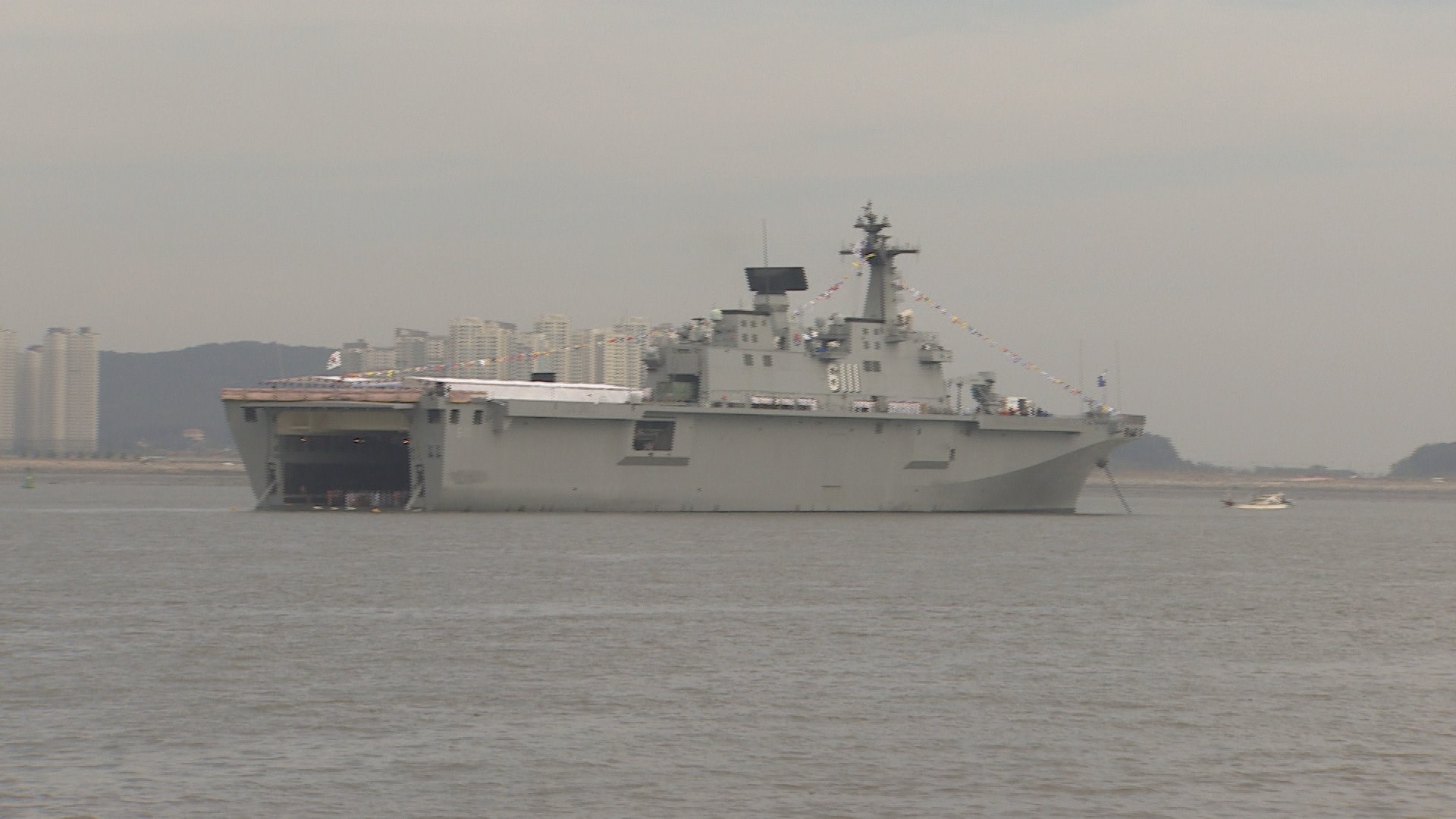 軍, 항모 건조 공식화…"전투기 탑재 고려해 건조"