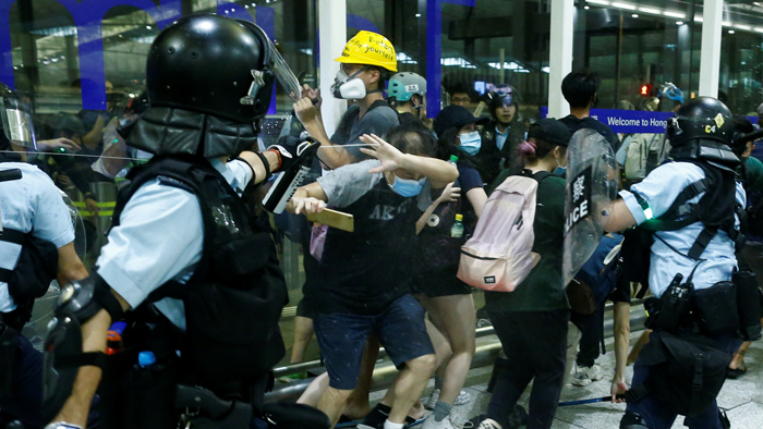 시위대 점거에 사흘째 홍콩 항공대란…경찰 5명 체포