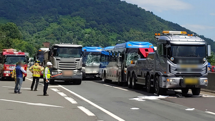 남해고속도로서 <em class='find'>차량</em> 5중 추돌…37명 부상