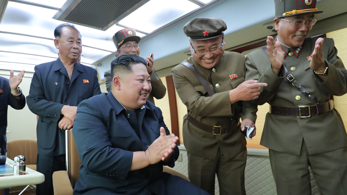김정은 "불장난 엄두 못내게"…주먹 불끈 쥐고 환호