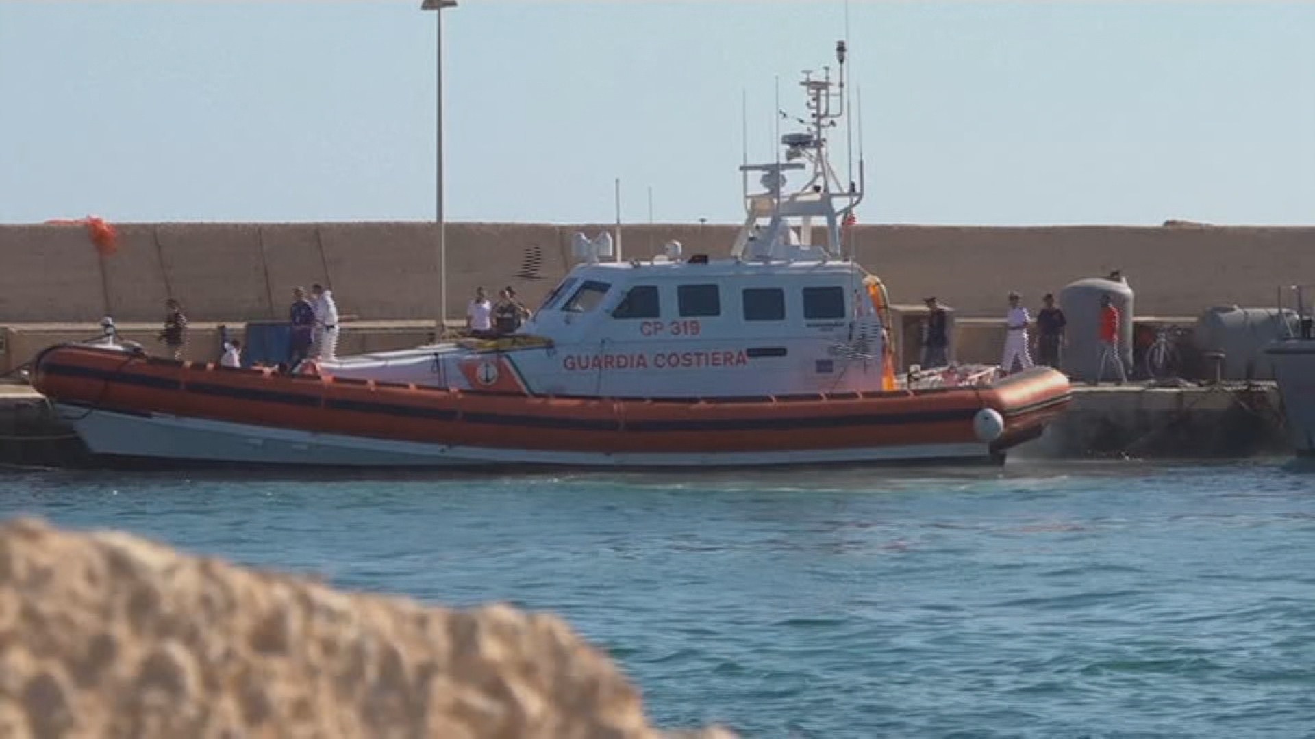 난민 구조선 입항 막던 伊정부, 미성년자 27명 상륙 허용