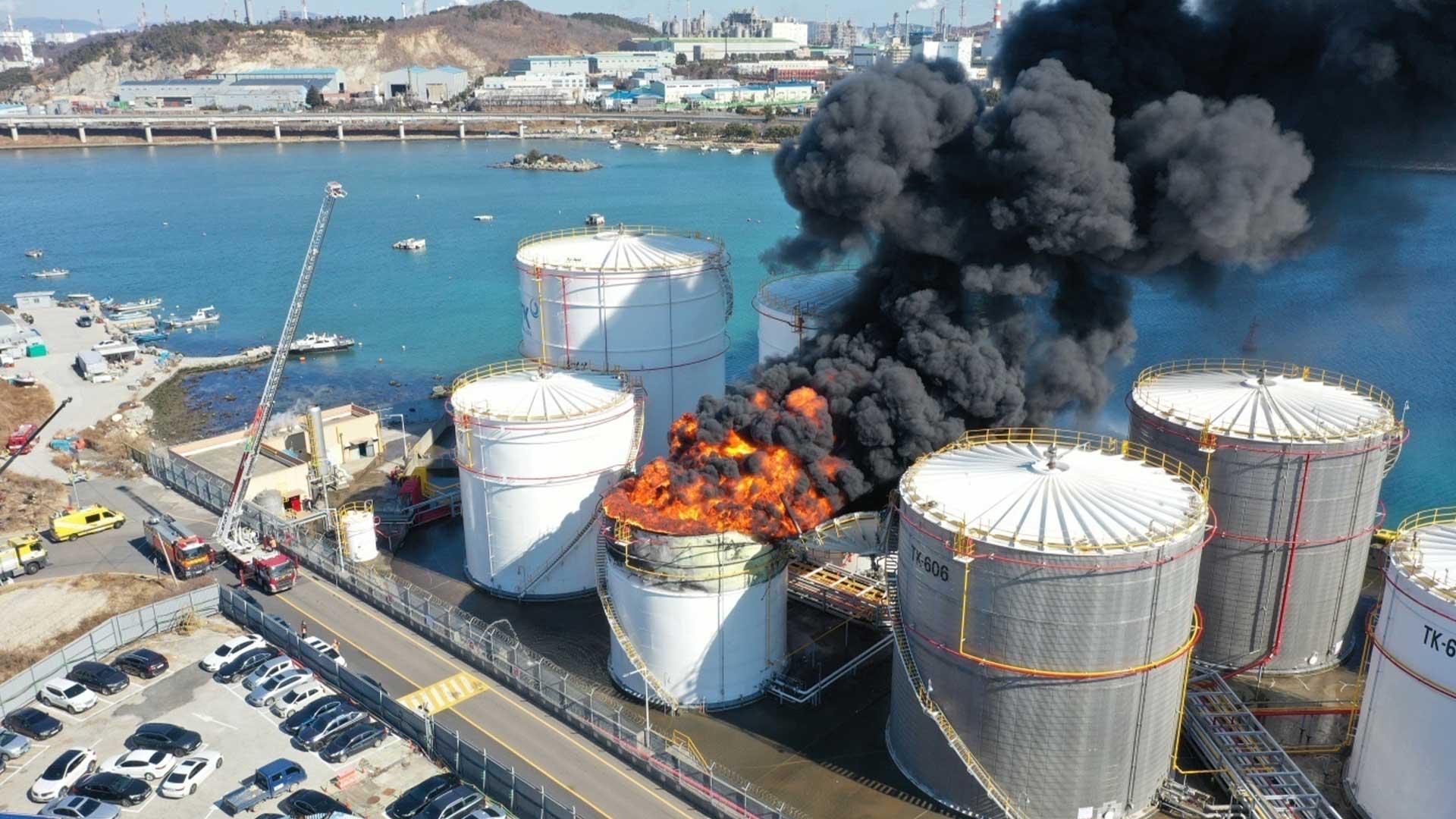 울산 온산공단 유류 저장탱크 폭발 후 화재…1명 사망·1명 중상