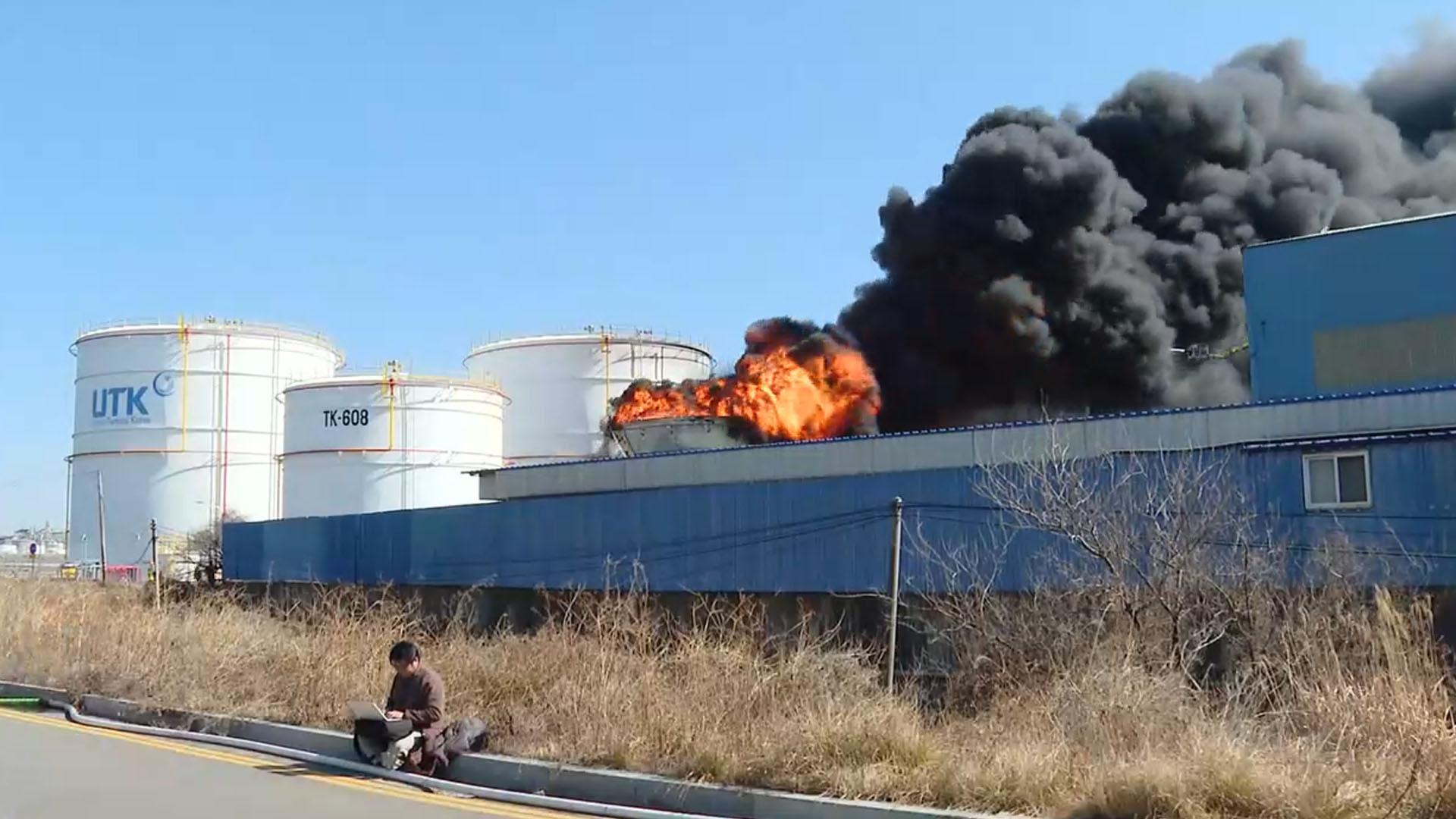 울산 온산공단서 유류탱크 폭발 2명 사상…"하마터면 대형 참사"