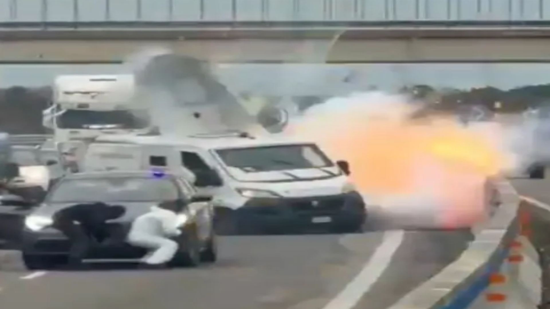 영화도 AI도 아니다…대낮에 폭탄 동원해 현금 수송차 턴 이탈리아 강도단