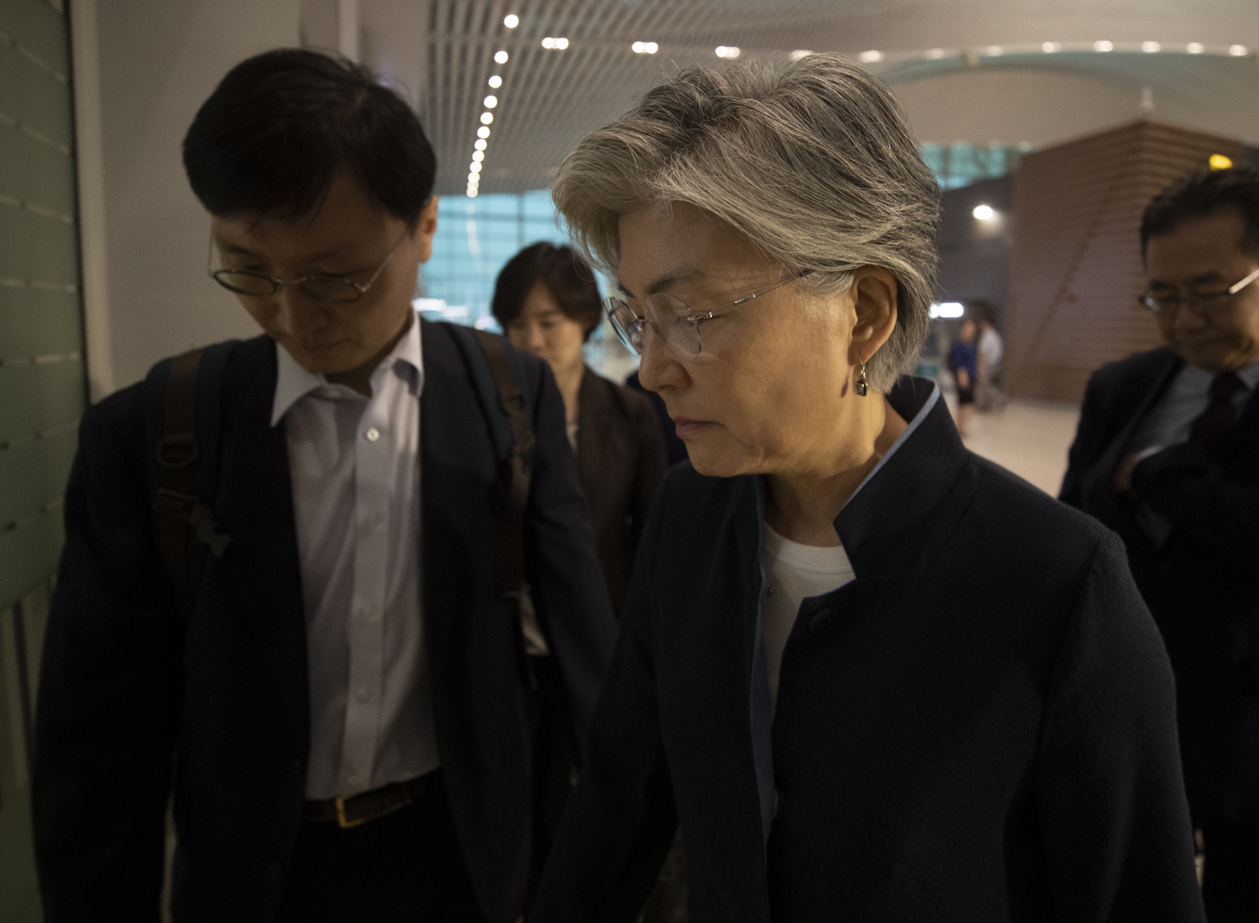 출국하는 강경화 <em class='find'>장관</em>